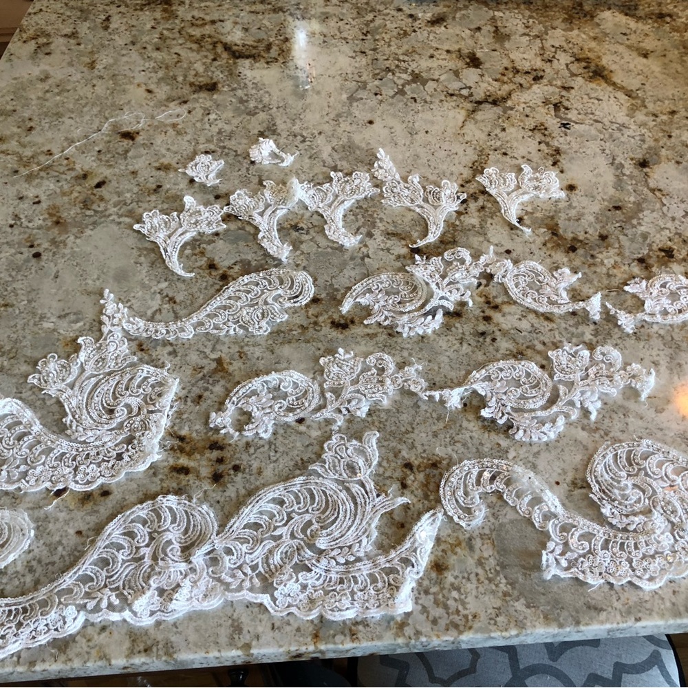 Wedding gown lace Chantilly? - Picture 6 of 10